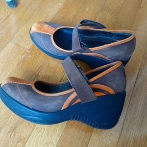 Womens Suede & Velcro Brown, Black, & Orange Wedge Shoes, Size 7